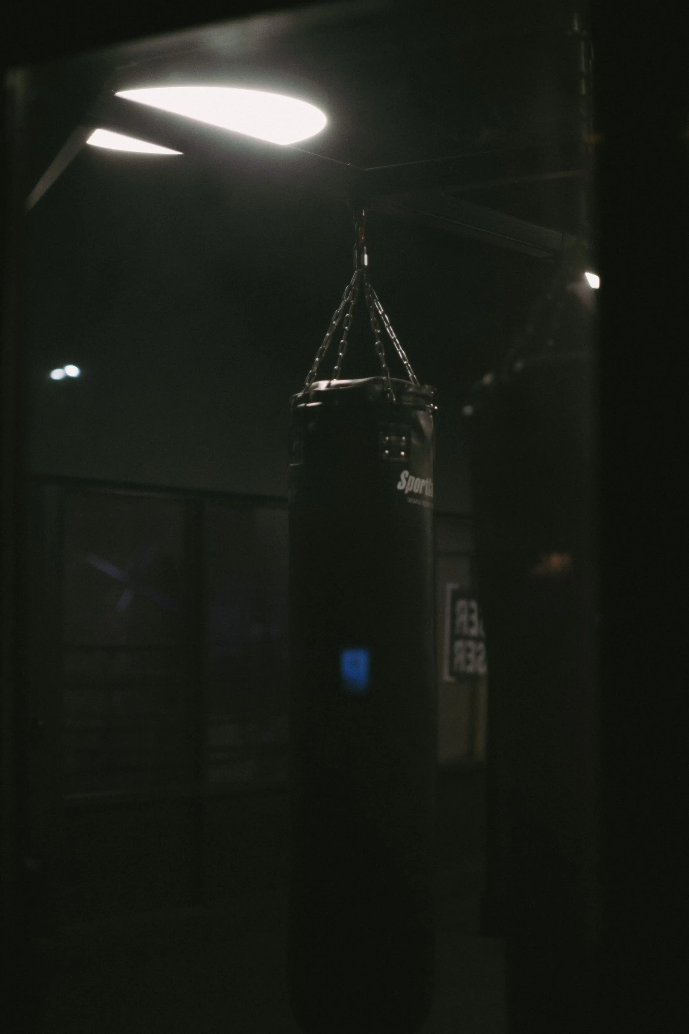 Saco de boxeo colgado en la zona de entrenamiento