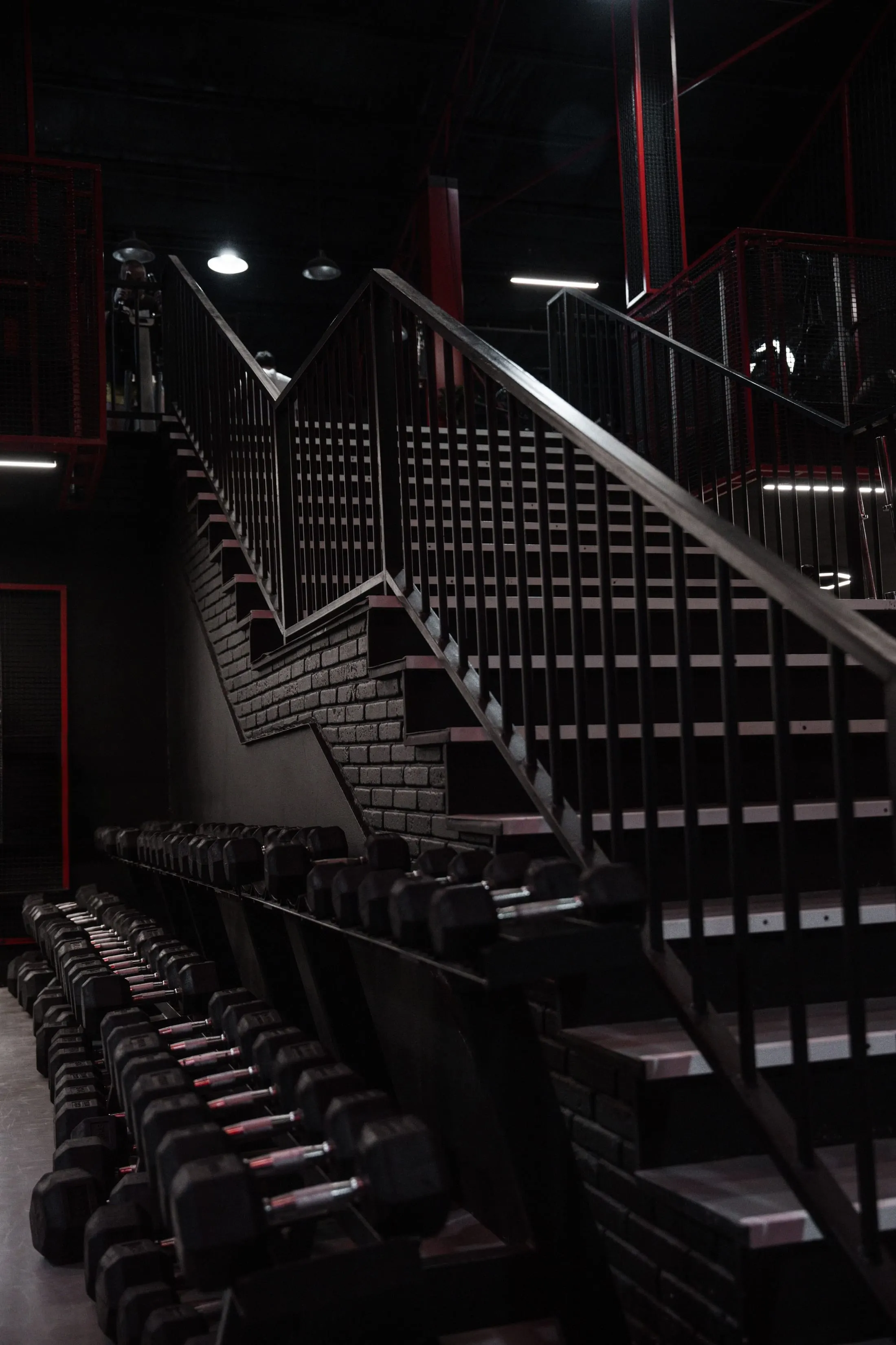 Escalera interna del gimnasio con mancuernas alineadas