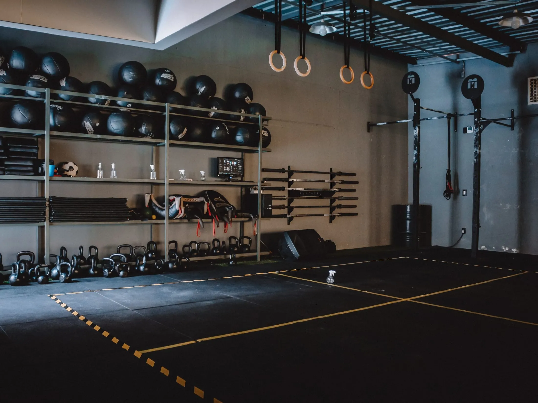 Sala de entrenamiento funcional con anillas, kettlebells y balones medicinales
