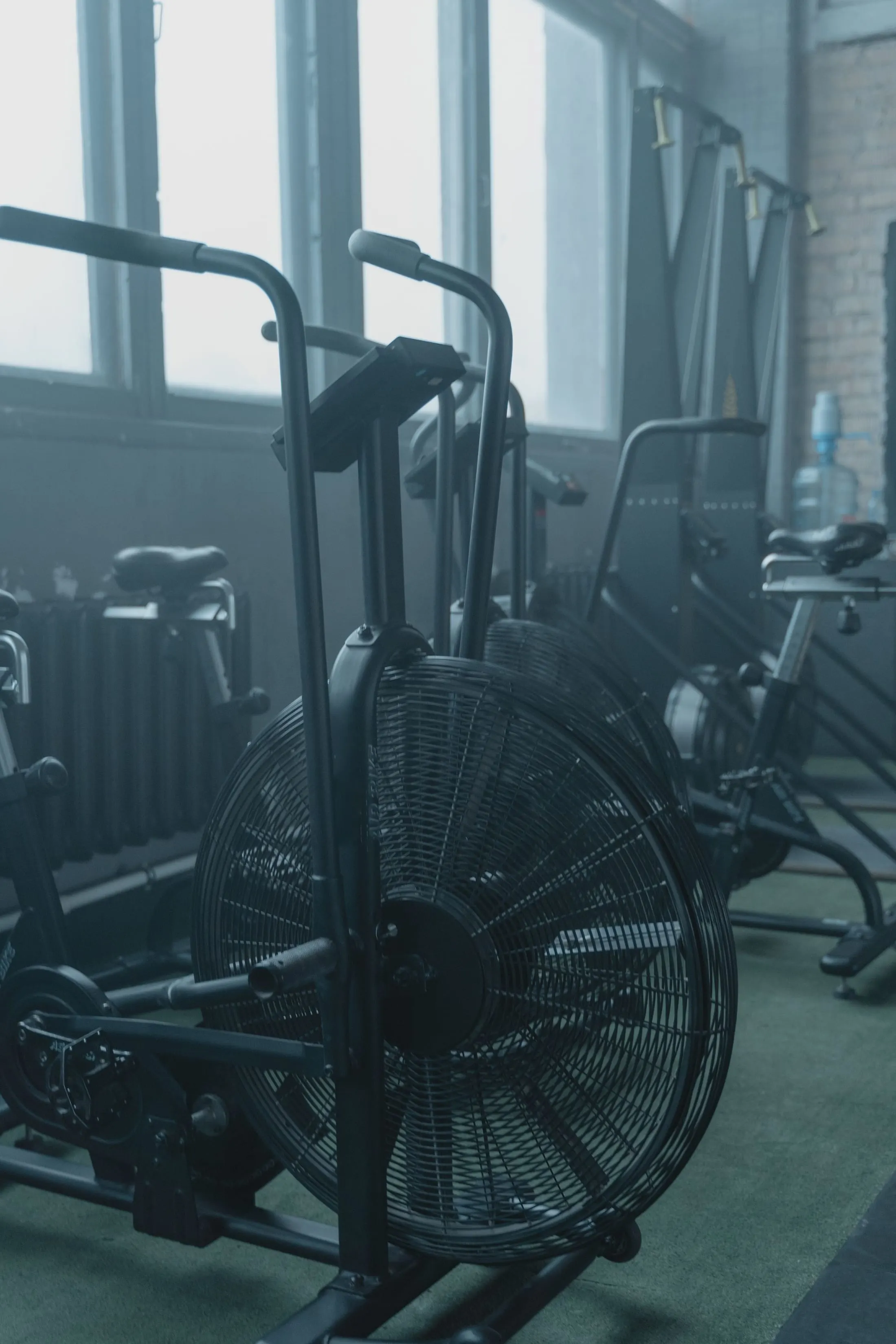 Bicicletas estáticas listas para la clase de spinning